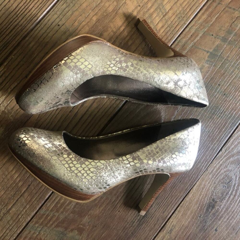 Moda Spana metallic gold snake print pumps 6-1/2 NEW